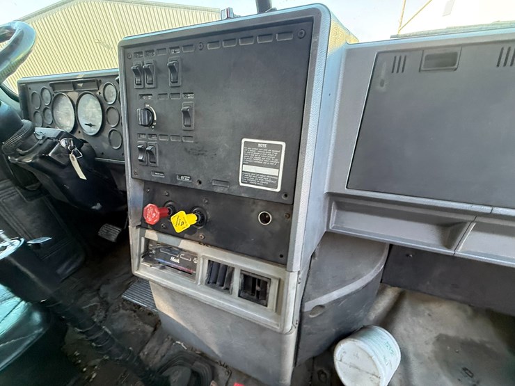 1995-mack-ch613-image-68