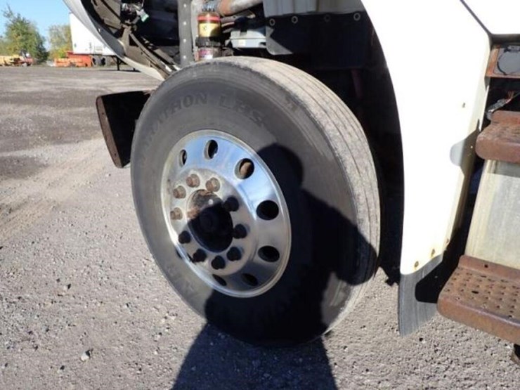 2014-freightliner-business-class-m2-106-image-38