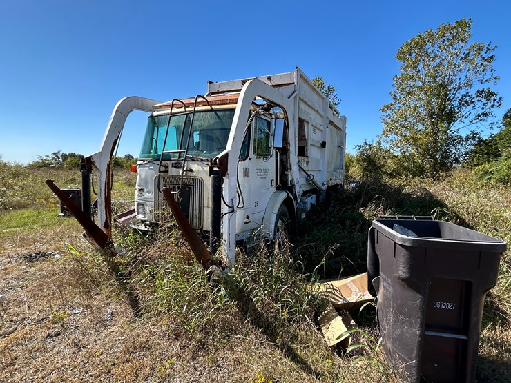 #22560-•-inop-2004-auto-car-t/a-daycab-garbage-truck-5vcdc6ce54h200305-image-1