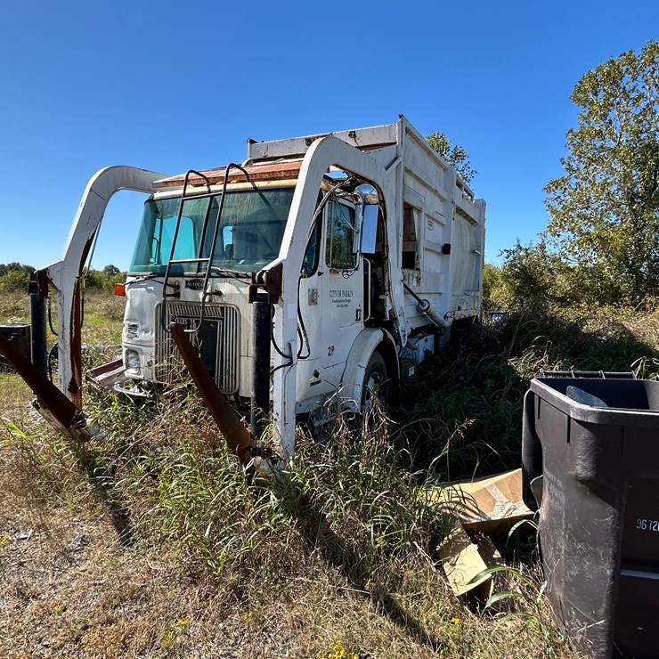 #22560 • INOP 2004 Auto Car T/A Daycab Garbage Truck 5VCDC6CE54H200305