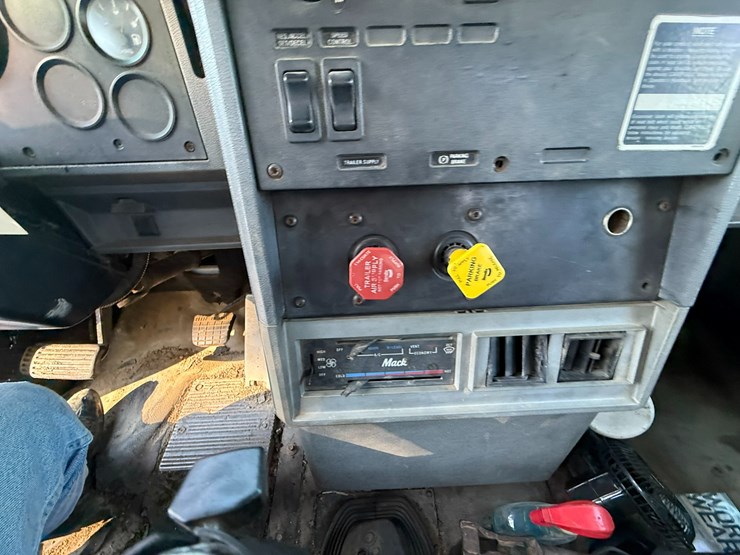 1995-mack-ch613-image-85