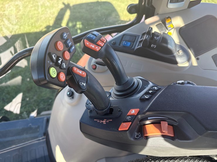 2021-massey-ferguson-7720s-dyna-6-tractor-image-34