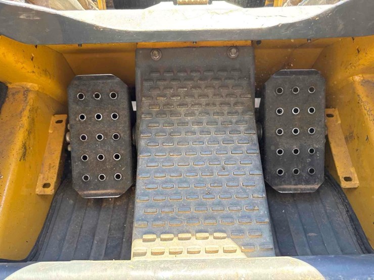 2022-deere-318g-image-21