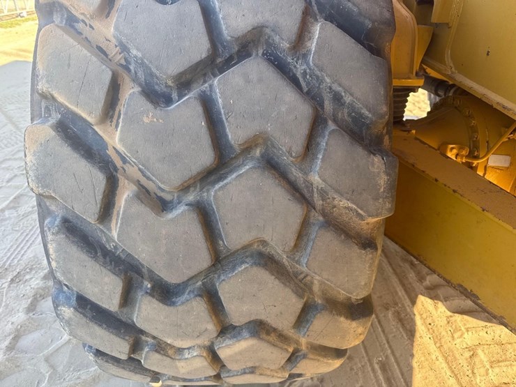 2019-caterpillar-730-image-10