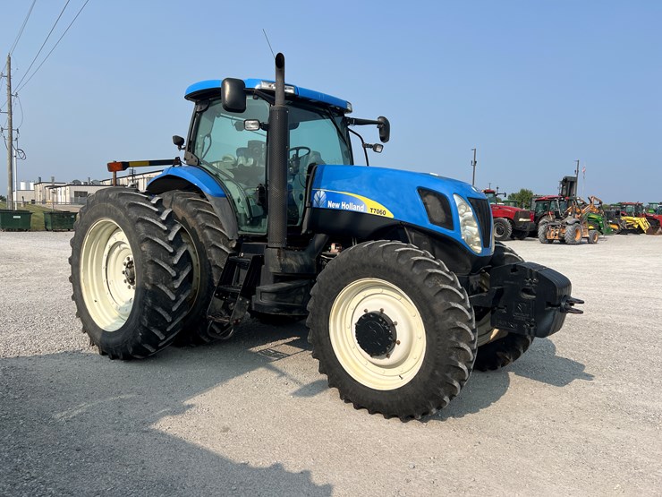 2010-new-holland-t7060-image-1