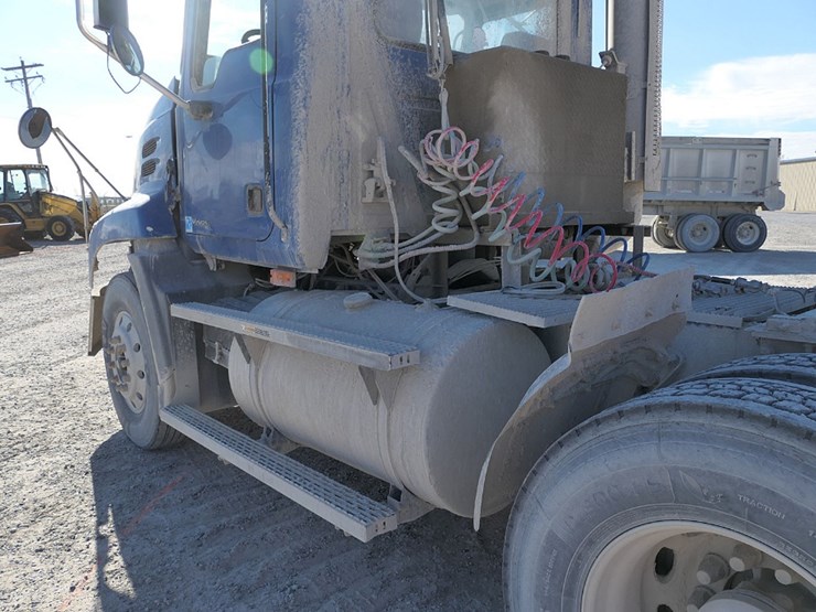 2004-mack-ch613-image-17