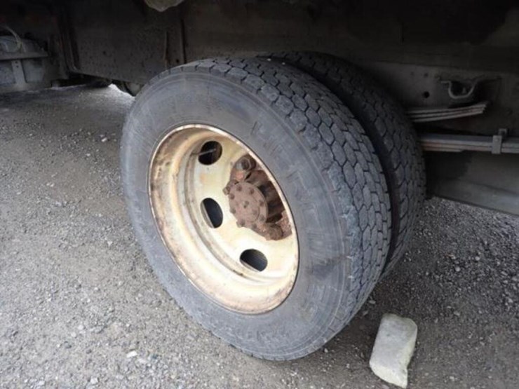 2018-isuzu-nrr-image-37