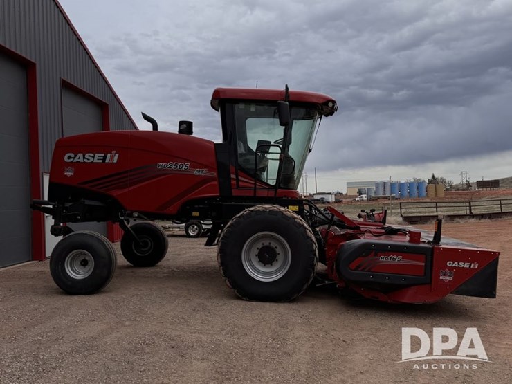 2023-case-ih-wd2505-swather-(mn1137)-image-1