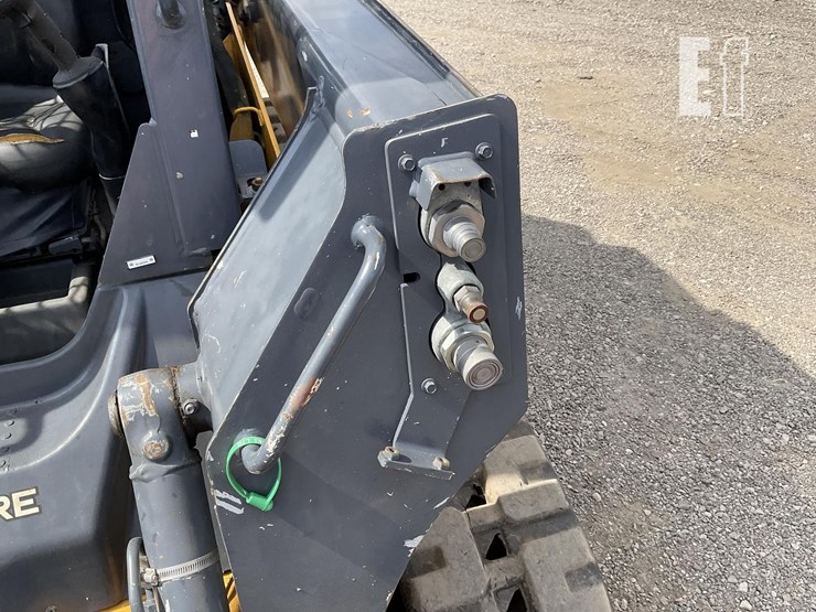 2015-deere-319e-image-11