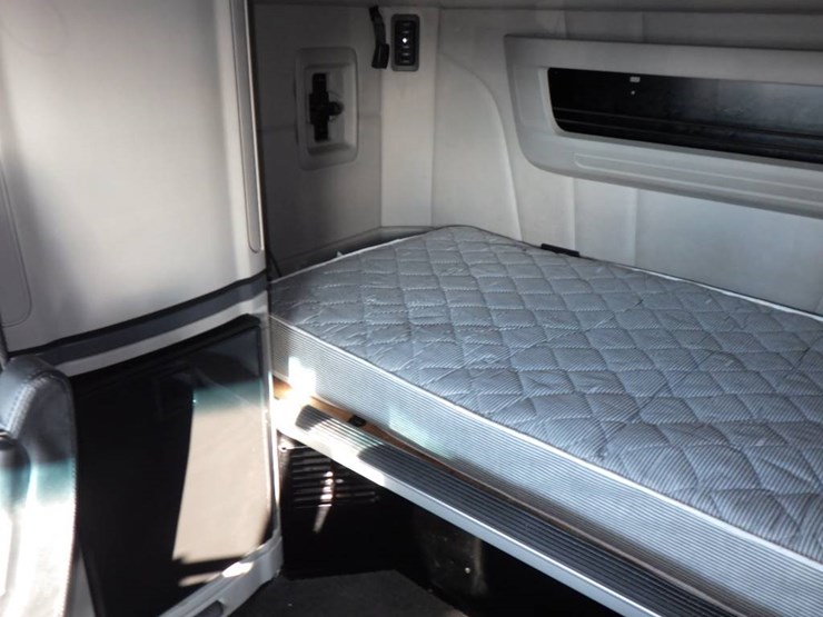 2022-peterbilt-579-image-24