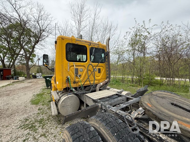 2012-freightliner-cascadia-truck-(lld1452)-image-16