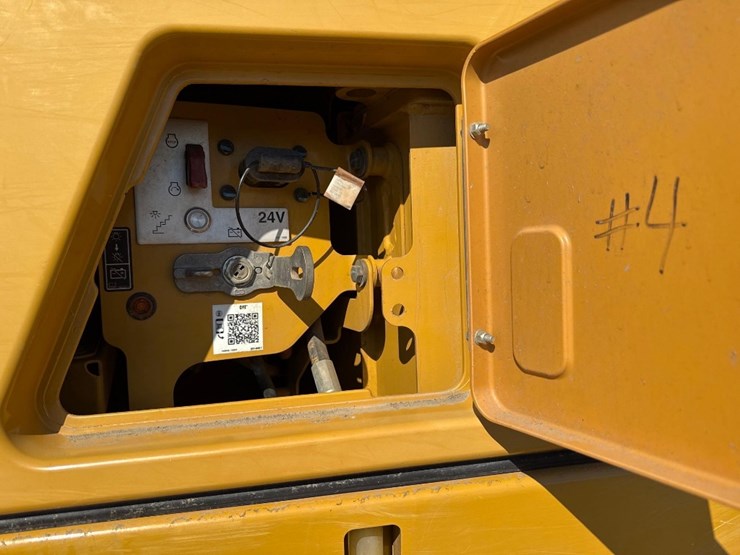 2020-caterpillar-745-image-19