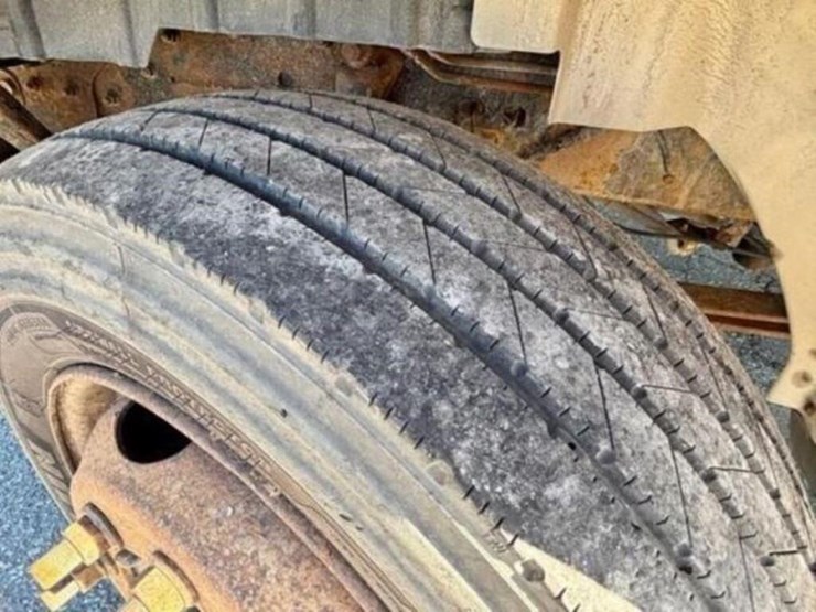 2010-hino-258-image-24