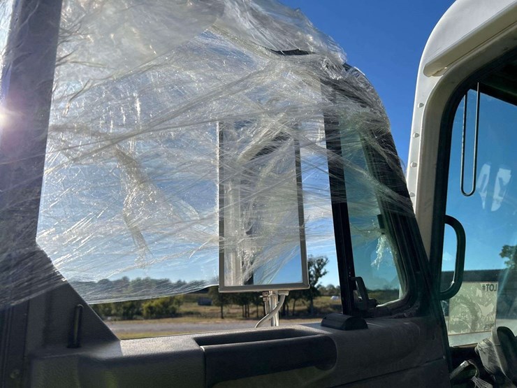 2019-peterbilt-520-image-16