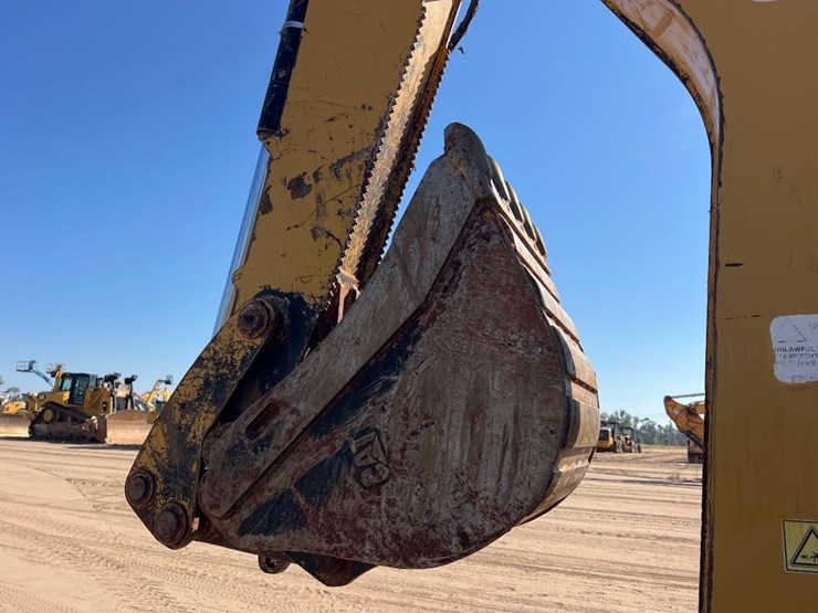 2015-caterpillar-415f2-image-26