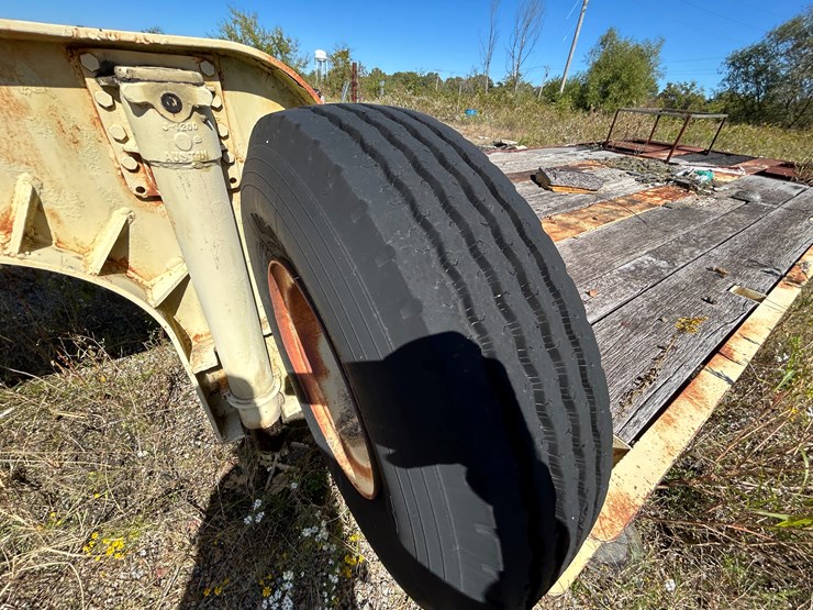 #22567-•-cw-4373-44'-t/a-fixed-neck-lowboy-trailer-cw-94-image-12