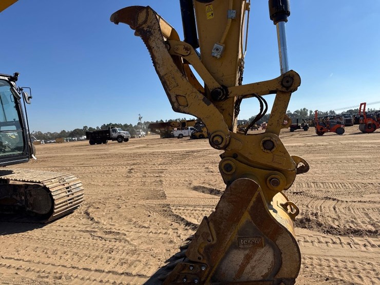 2019-caterpillar-330-image-19