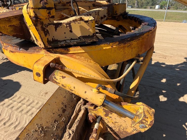 1981-deere-570a-image-15