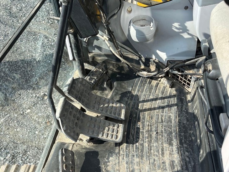 deere-245g-lc-image-27