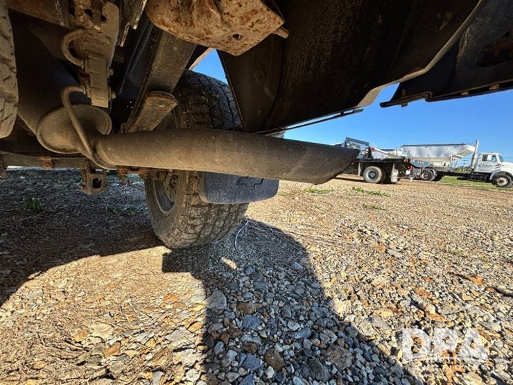 2015-chevrolet-silverado-image-38