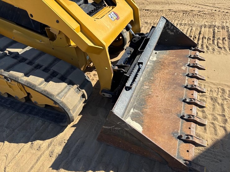 2023-caterpillar-299d3-image-16