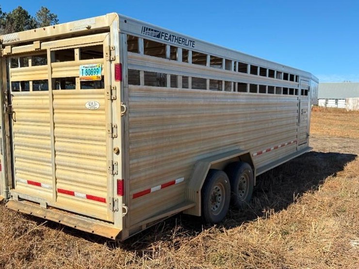 2018-featherlite-livestock-trailer-image-4