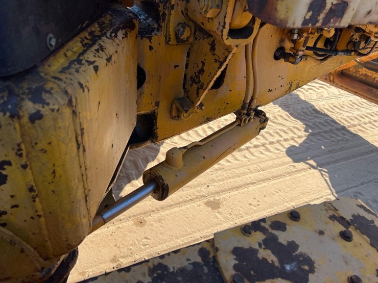 1981-deere-570a-image-21