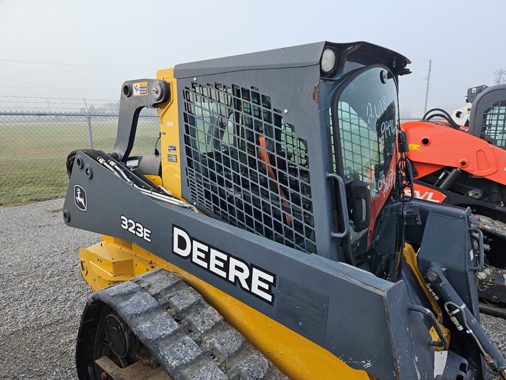 deere-323e-image-13