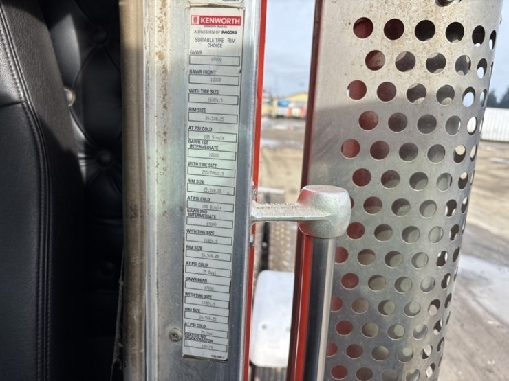 2016-kenworth-w900-image-39