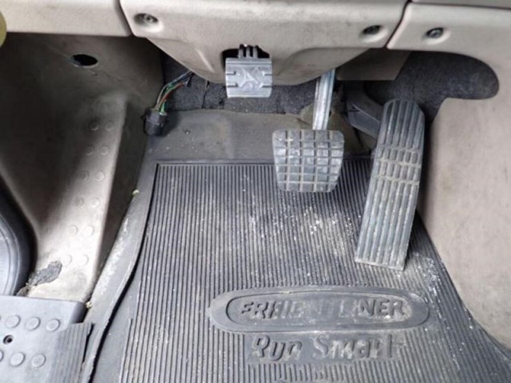 2010-freightliner-cascadia-t/a-hiway-tractor---day-image-17