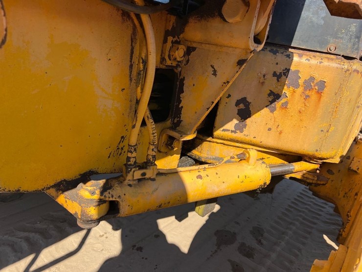 1981-deere-570a-image-16