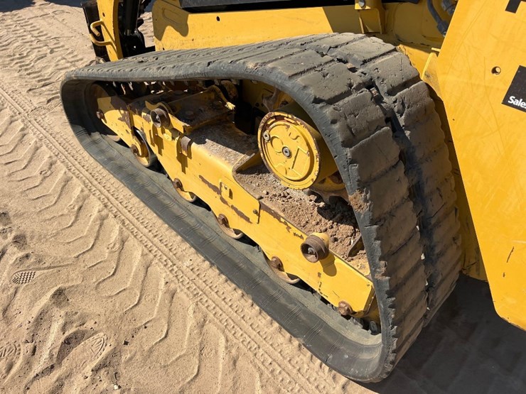 2020-caterpillar-239d3-image-12