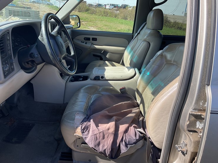 2000-chevrolet-suburban-image-12