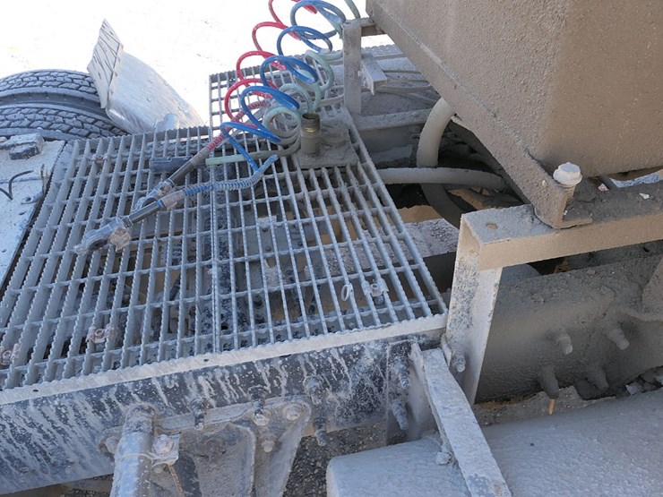 2004-mack-ch613-image-11