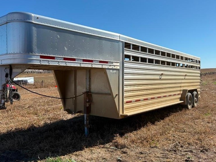 2018-featherlite-livestock-trailer-image-1