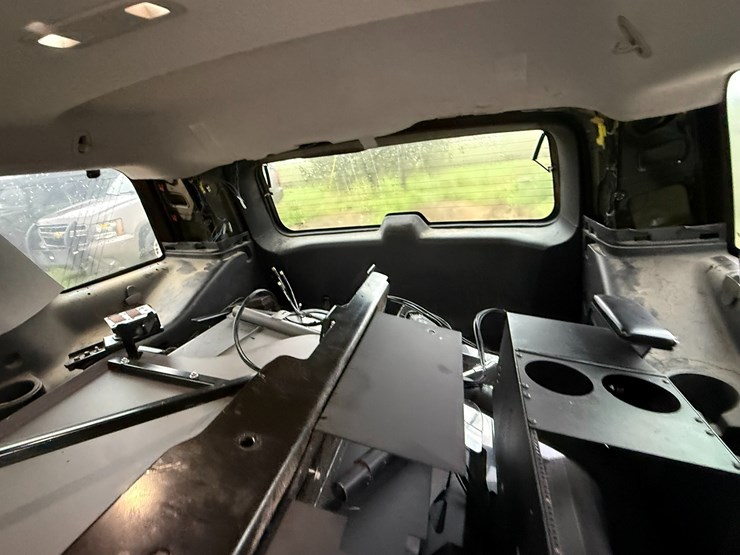 2015-chevrolet-tahoe-image-18