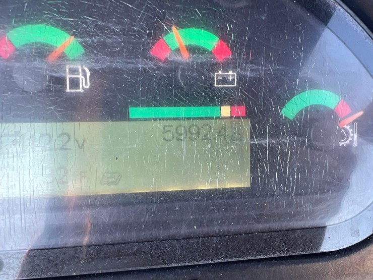 2015-caterpillar-415f2-image-35