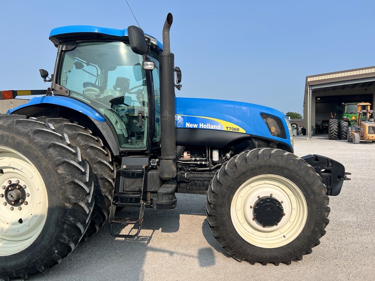 2010-new-holland-t7060-image-4