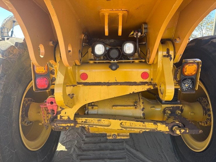 2019-caterpillar-730-image-15