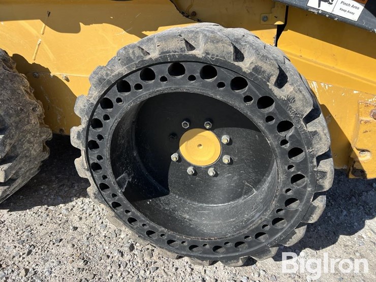 2010-deere-320d-image-7