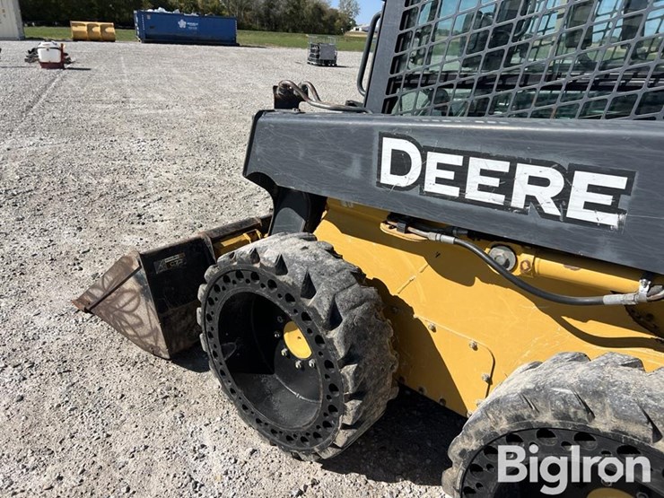 2010-deere-320d-image-12