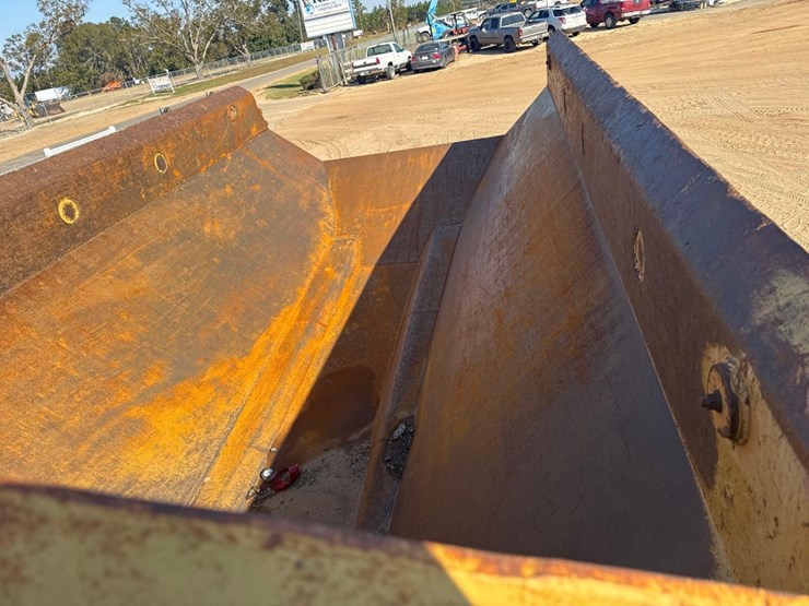 2019-caterpillar-730-image-18