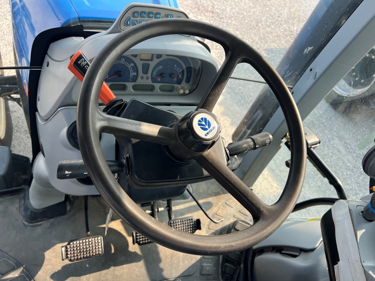 2010-new-holland-t7060-image-12