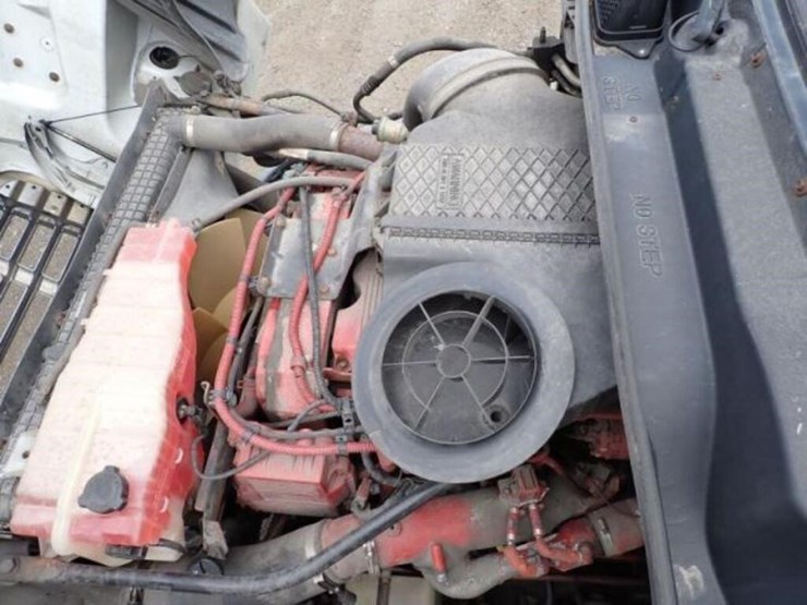 2010-freightliner-cascadia-t/a-hiway-tractor---day-image-25