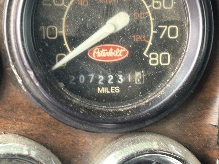 1992-peterbilt-379-image-17