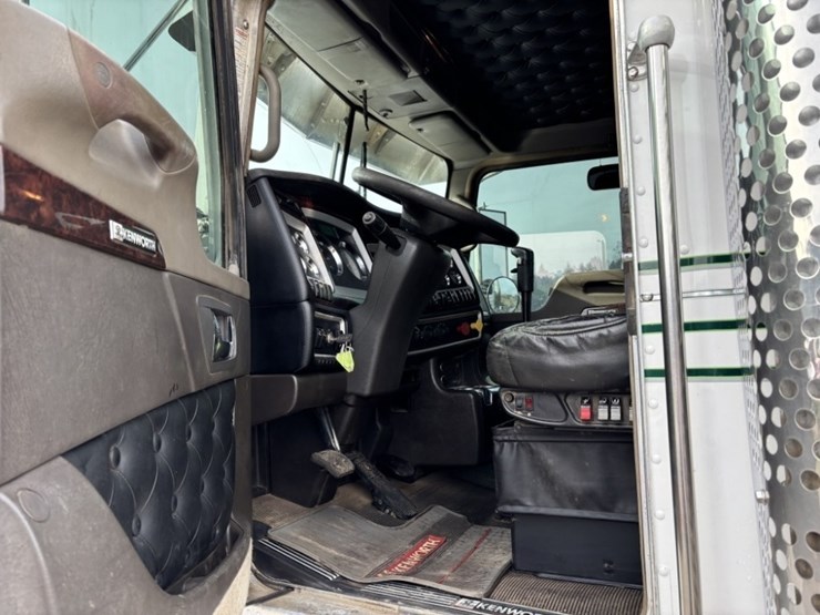 2018-kenworth-w900-image-29