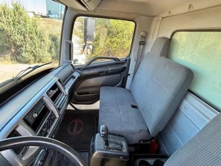 2010-hino-258-image-63