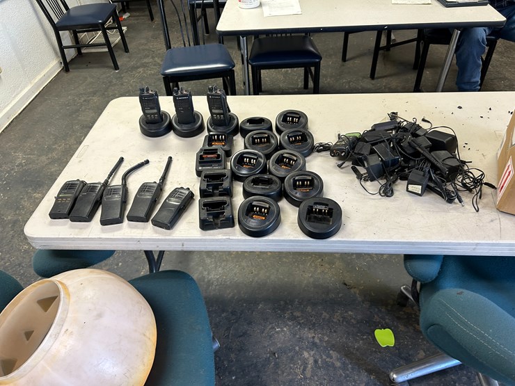 #22571-•-lot-of-various-radios-&-chargers-image-1