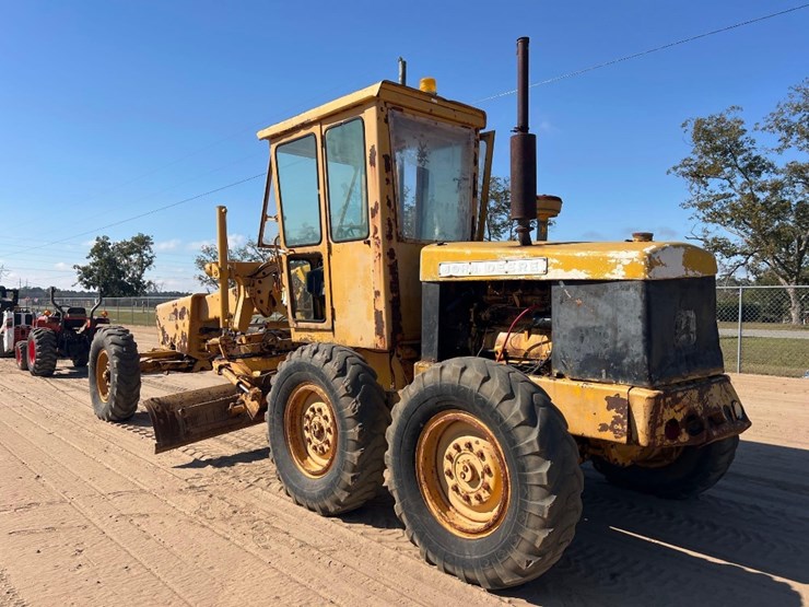 1981-deere-570a-image-2