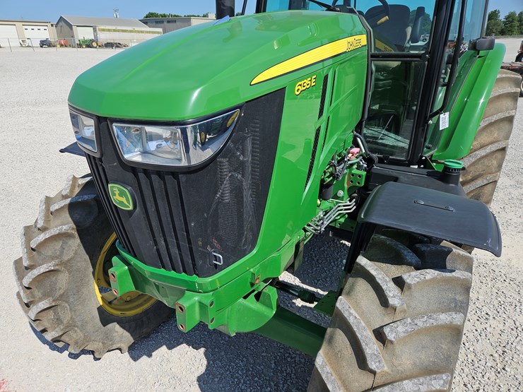 2021-john-deere-6135e-image-3